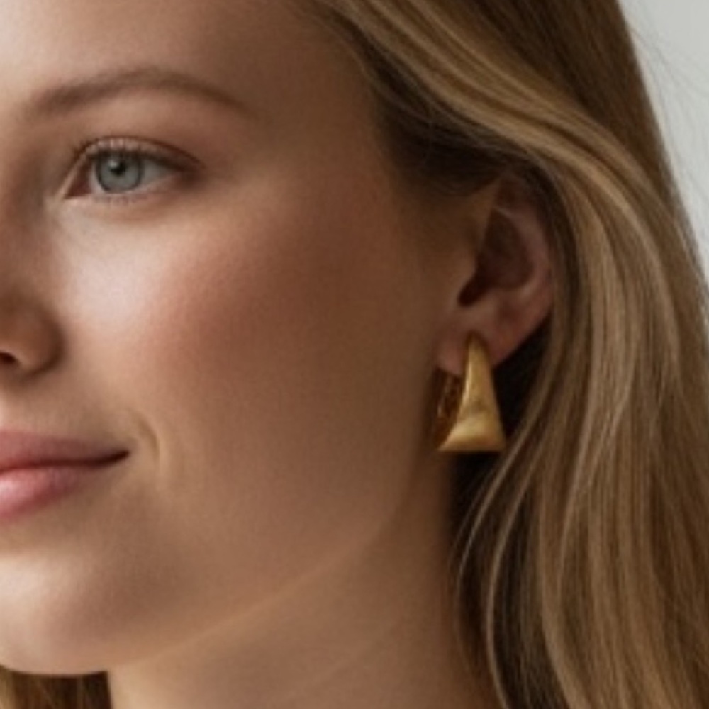 4/$20 - Gold Tone Chunky Hoop Earrings (BR1111)